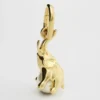 Anhänger Elefant auf Perle aus Messing mit Goldfinish und Kunstharzperle Anhänger Elefant auf Perle aus Messing mit Goldfinish und Kunstharzperle