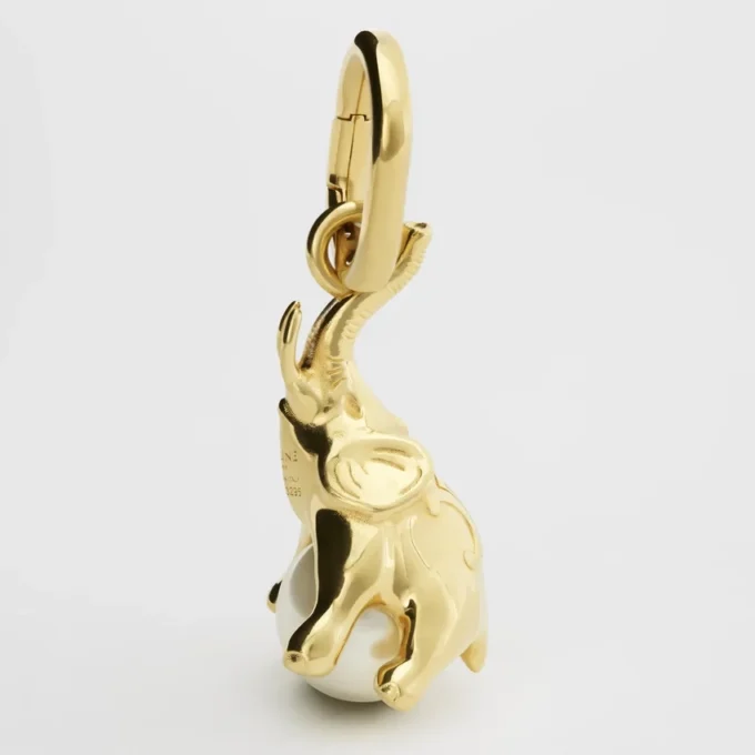 Anhänger Elefant auf Perle aus Messing mit Goldfinish und Kunstharzperle Anhänger Elefant auf Perle aus Messing mit Goldfinish und Kunstharzperle