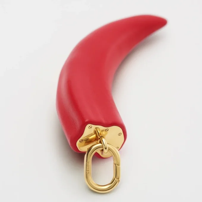 Anhänger „Small Horn“ aus Harz, Leder und Messing mit Goldfinish Anhänger „Small Horn“ aus Harz, Leder und Messing mit Goldfinish