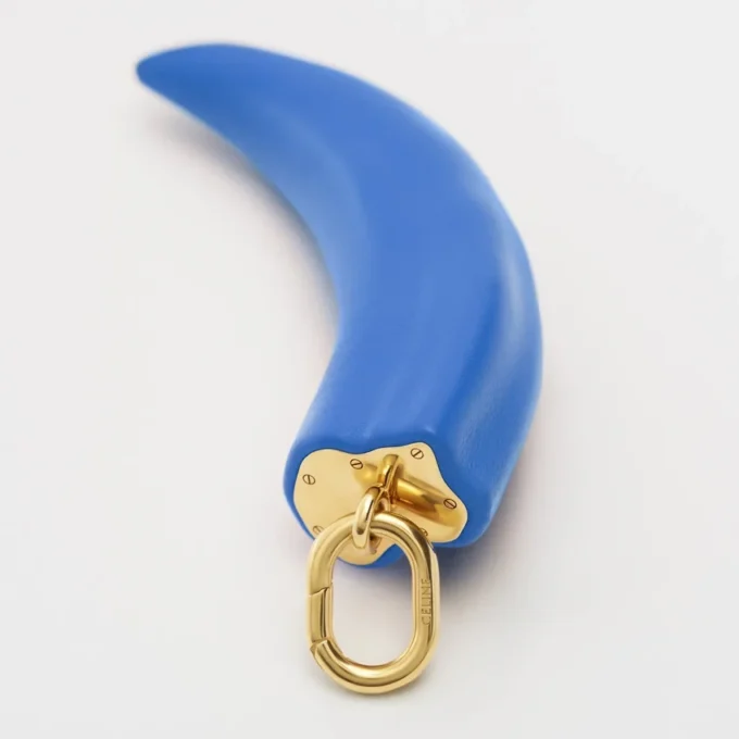 Anhänger „Small Horn“ aus Harz, Leder und Messing mit Goldfinish Anhänger „Small Horn“ aus Harz, Leder und Messing mit Goldfinish