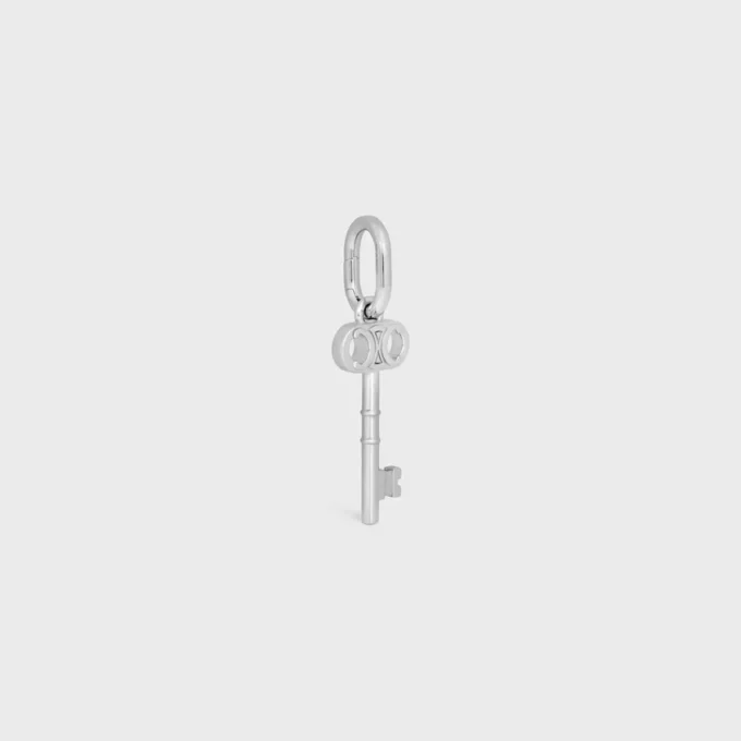 Anhänger „Triomphe Key“ aus Messing mit Rhodium-Finish Anhänger „Triomphe Key“ aus Messing mit Rhodium-Finish