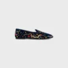 Aura Loafer aus besticktem Samt im College-Stil Aura Loafer aus besticktem Samt im College-Stil