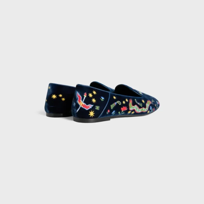 Aura Loafer aus besticktem Samt im College-Stil Aura Loafer aus besticktem Samt im College-Stil