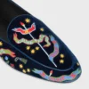 Aura Loafer aus besticktem Samt im College-Stil Aura Loafer aus besticktem Samt im College-Stil