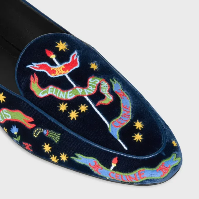Aura Loafer aus besticktem Samt im College-Stil Aura Loafer aus besticktem Samt im College-Stil