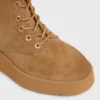 Austin Schnürstiefel aus Kalbsveloursleder und Lammfell Austin Schnürstiefel aus Kalbsveloursleder und Lammfell