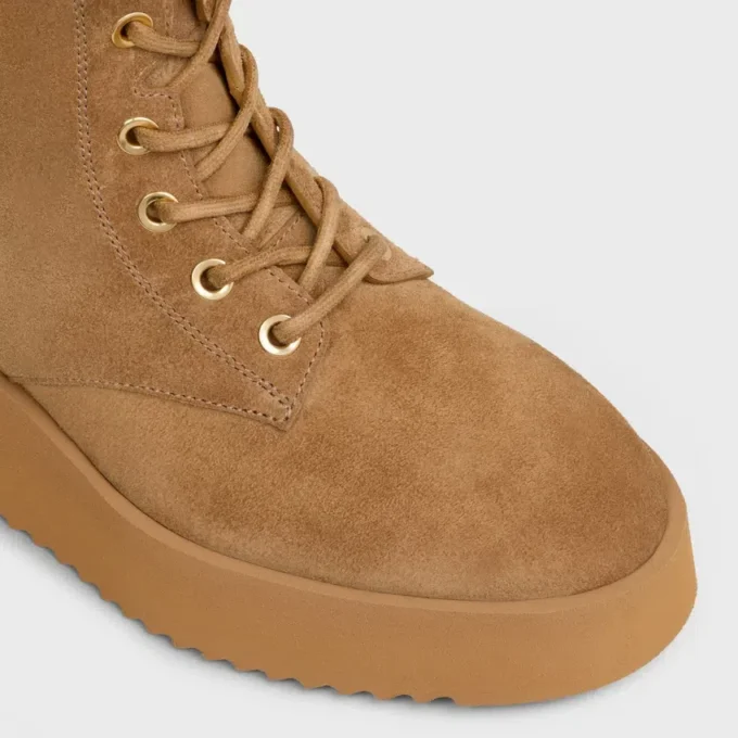 Austin Schnürstiefel aus Kalbsveloursleder und Lammfell Austin Schnürstiefel aus Kalbsveloursleder und Lammfell