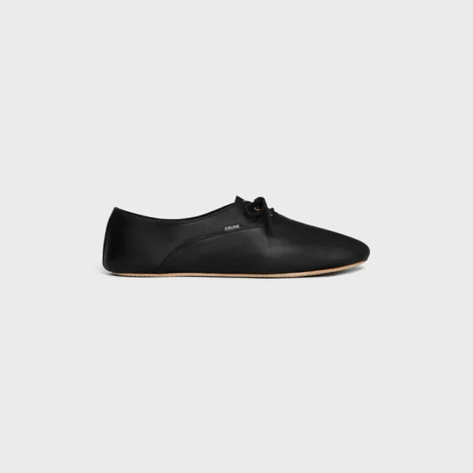 Ballerina-Schuh mit Schnürung aus Lammleder Ballerina-Schuh mit Schnürung aus Lammleder