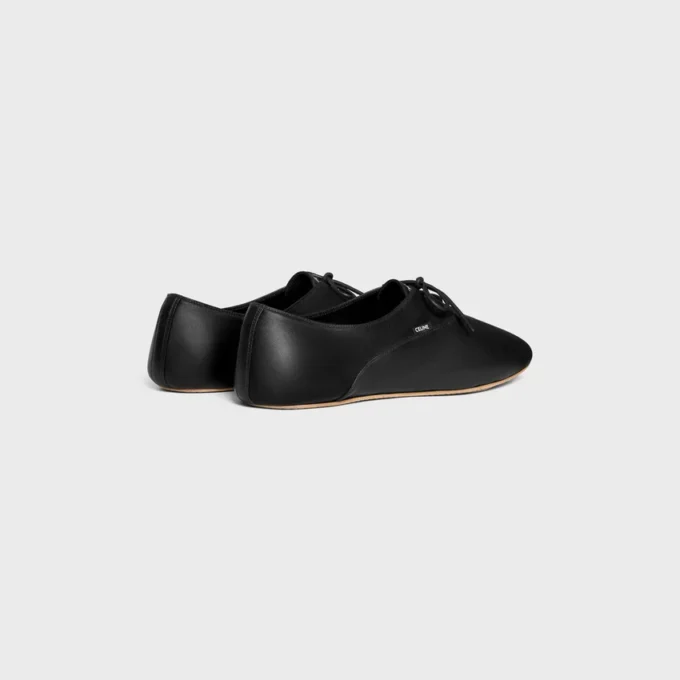 Ballerina-Schuh mit Schnürung aus Lammleder Ballerina-Schuh mit Schnürung aus Lammleder