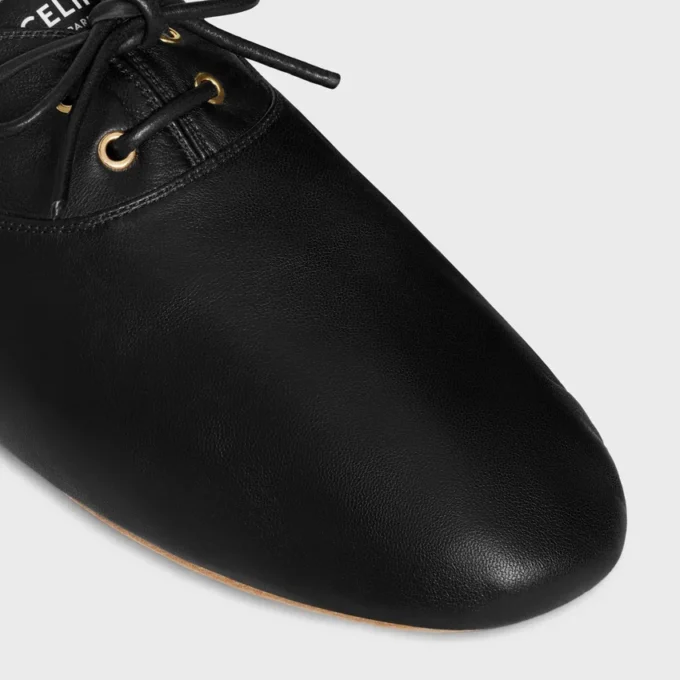 Ballerina-Schuh mit Schnürung aus Lammleder Ballerina-Schuh mit Schnürung aus Lammleder