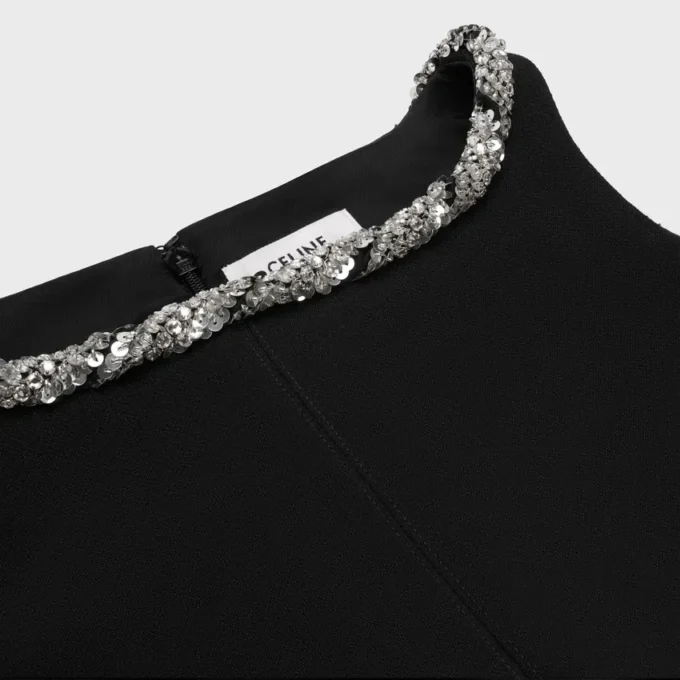 Besticktes Kleid aus doppeltem Wollkrepp