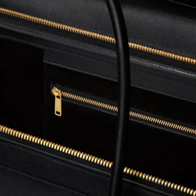 Big Smile Luggage aus geschmeidigem, glänzendem Lammleder Big Smile Luggage aus geschmeidigem, glänzendem Lammleder