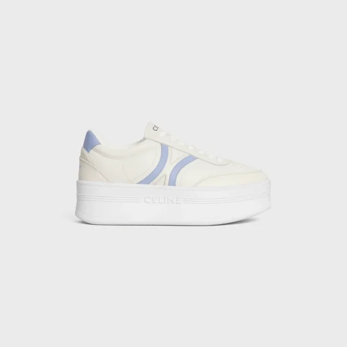 CELINE – Block-Sneaker mit Triomphe-Motiv auf der Rückseite und Keilsohle aus Kalbsleder CELINE – Block-Sneaker mit Triomphe-Motiv auf der Rückseite und Keilsohle aus Kalbsleder