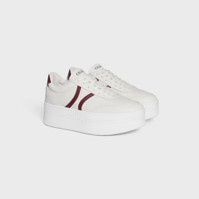 CELINE – Block-Sneaker mit Triomphe-Motiv auf der Rückseite und Keilsohle aus Kalbsleder CELINE – Block-Sneaker mit Triomphe-Motiv auf der Rückseite und Keilsohle aus Kalbsleder