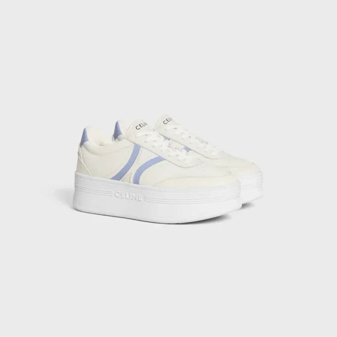 CELINE – Block-Sneaker mit Triomphe-Motiv auf der Rückseite und Keilsohle aus Kalbsleder CELINE – Block-Sneaker mit Triomphe-Motiv auf der Rückseite und Keilsohle aus Kalbsleder