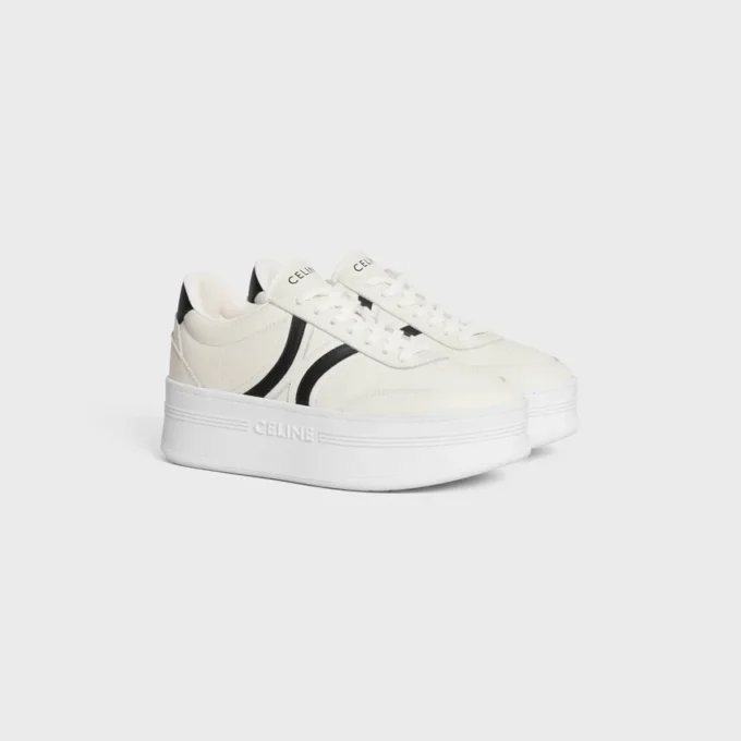 CELINE – Block-Sneaker mit Triomphe-Motiv auf der Rückseite und Keilsohle aus Kalbsleder CELINE – Block-Sneaker mit Triomphe-Motiv auf der Rückseite und Keilsohle aus Kalbsleder