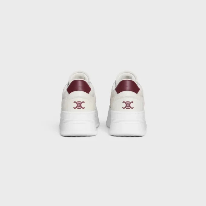 CELINE – Block-Sneaker mit Triomphe-Motiv auf der Rückseite und Keilsohle aus Kalbsleder CELINE – Block-Sneaker mit Triomphe-Motiv auf der Rückseite und Keilsohle aus Kalbsleder
