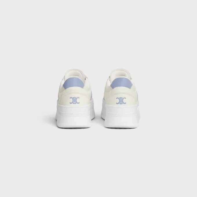 CELINE – Block-Sneaker mit Triomphe-Motiv auf der Rückseite und Keilsohle aus Kalbsleder CELINE – Block-Sneaker mit Triomphe-Motiv auf der Rückseite und Keilsohle aus Kalbsleder