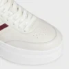 CELINE – Block-Sneaker mit Triomphe-Motiv auf der Rückseite und Keilsohle aus Kalbsleder CELINE – Block-Sneaker mit Triomphe-Motiv auf der Rückseite und Keilsohle aus Kalbsleder
