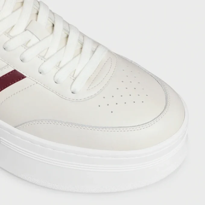 CELINE – Block-Sneaker mit Triomphe-Motiv auf der Rückseite und Keilsohle aus Kalbsleder CELINE – Block-Sneaker mit Triomphe-Motiv auf der Rückseite und Keilsohle aus Kalbsleder