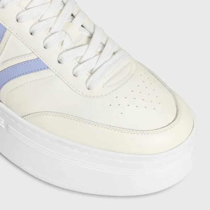 CELINE – Block-Sneaker mit Triomphe-Motiv auf der Rückseite und Keilsohle aus Kalbsleder CELINE – Block-Sneaker mit Triomphe-Motiv auf der Rückseite und Keilsohle aus Kalbsleder
