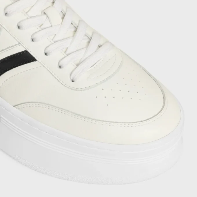 CELINE – Block-Sneaker mit Triomphe-Motiv auf der Rückseite und Keilsohle aus Kalbsleder CELINE – Block-Sneaker mit Triomphe-Motiv auf der Rückseite und Keilsohle aus Kalbsleder