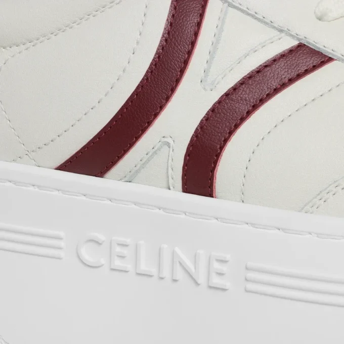 CELINE – Block-Sneaker mit Triomphe-Motiv auf der Rückseite und Keilsohle aus Kalbsleder CELINE – Block-Sneaker mit Triomphe-Motiv auf der Rückseite und Keilsohle aus Kalbsleder