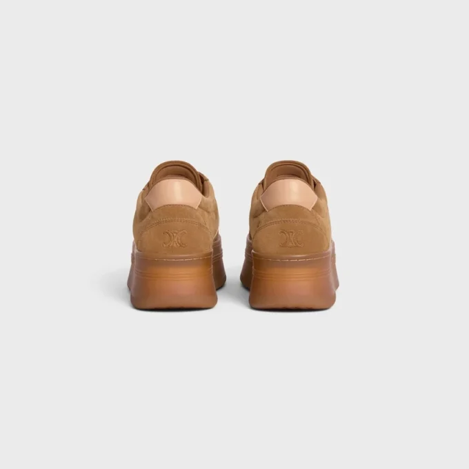 CELINE – Block-Sneaker mit Triomphe-Verzierung hinten und Keilsohle aus Wildkalbsleder und Kalbsleder CELINE – Block-Sneaker mit Triomphe-Verzierung hinten und Keilsohle aus Wildkalbsleder und Kalbsleder