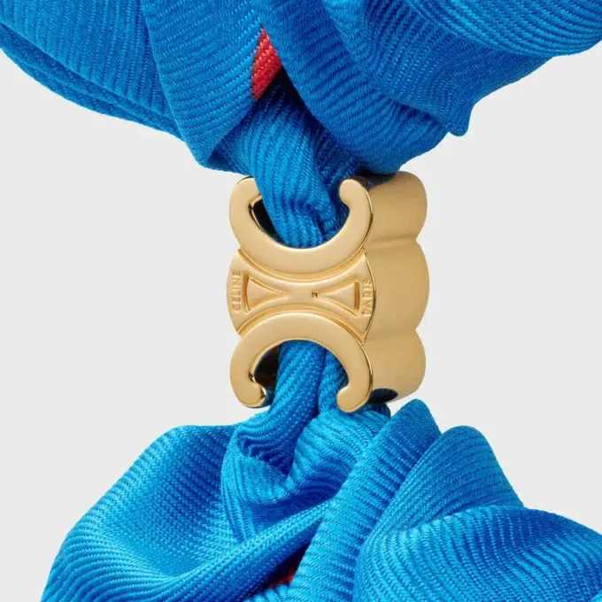 CELINE C Sulky Scrunchy aus Seide und Messing mit Goldfinish CELINE C Sulky Scrunchy aus Seide und Messing mit Goldfinish