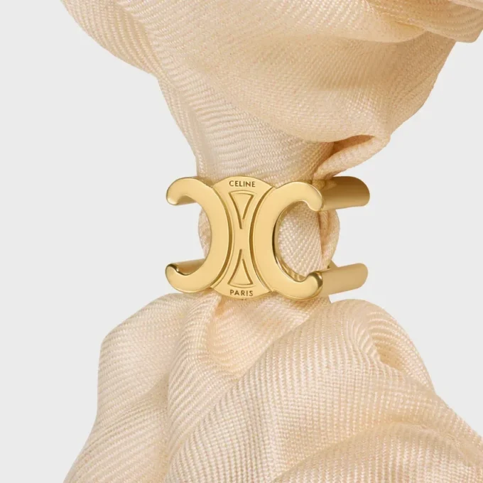 CELINE C Sulky Scrunchy aus Seide und Messing mit Goldfinish CELINE C Sulky Scrunchy aus Seide und Messing mit Goldfinish