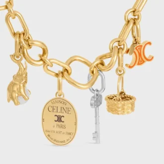 CELINE Charms Triomphe aus Emaille und Messing mit Goldfinish CELINE Charms Triomphe aus Emaille und Messing mit Goldfinish