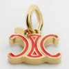 CELINE Charms Triomphe aus Emaille und Messing mit Goldfinish CELINE Charms Triomphe aus Emaille und Messing mit Goldfinish