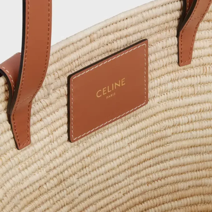 Celine Classic Panier Small, geflochtenes Triomphe-Modell aus Raffia und Kalbsleder Celine Classic Panier Small, geflochtenes Triomphe-Modell aus Raffia und Kalbsleder