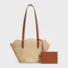 Celine Classic Panier Small, geflochtenes Triomphe-Modell aus Raffia und Kalbsleder Celine Classic Panier Small, geflochtenes Triomphe-Modell aus Raffia und Kalbsleder