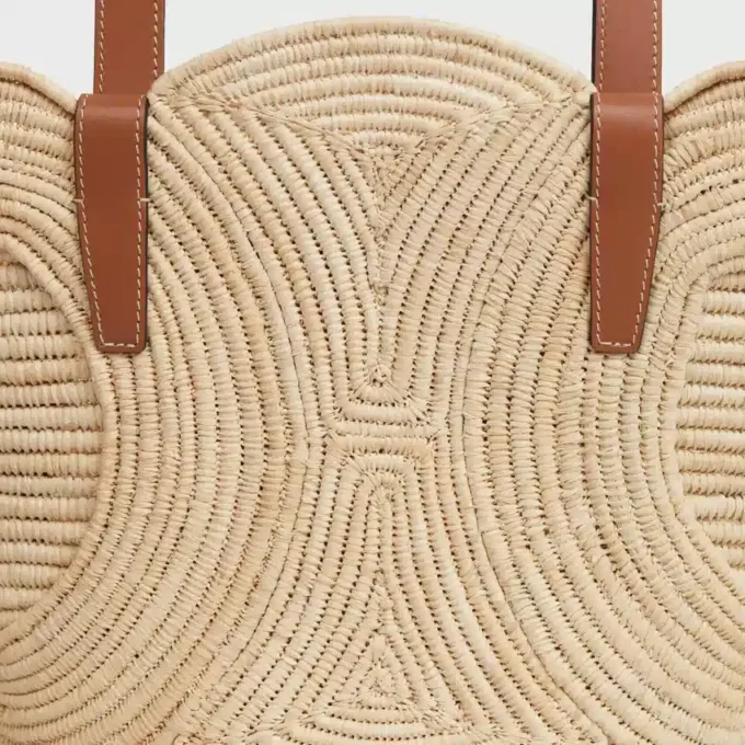 Celine Classic Panier Small, geflochtenes Triomphe-Modell aus Raffia und Kalbsleder Celine Classic Panier Small, geflochtenes Triomphe-Modell aus Raffia und Kalbsleder