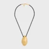 CELINE Dafila Muschel-Halskette aus Messing mit Goldfinish und Seide CELINE Dafila Muschel-Halskette aus Messing mit Goldfinish und Seide