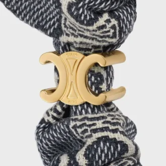CELINE Jacquard Triomphe Scrunchy aus Baumwolle, Polyester, Polyamid und Messing mit Goldfinish CELINE Jacquard Triomphe Scrunchy aus Baumwolle, Polyester, Polyamid und Messing mit Goldfinish