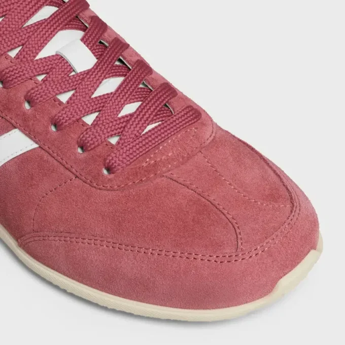 CELINE Jogger Low Schnürsneaker mit Triomphe-Motiv aus Wildleder und Kalbsleder CELINE Jogger Low Schnürsneaker mit Triomphe-Motiv aus Wildleder und Kalbsleder