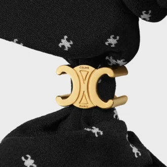 CELINE Micro Triomphe Scrunchy aus Seide und Messing mit Goldfinish CELINE Micro Triomphe Scrunchy aus Seide und Messing mit Goldfinish