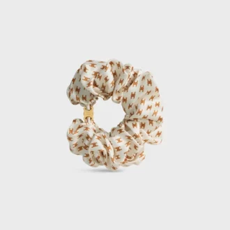 CELINE Mini Triomphe Scrunchy aus Seide und Messing mit Goldfinish CELINE Mini Triomphe Scrunchy aus Seide und Messing mit Goldfinish