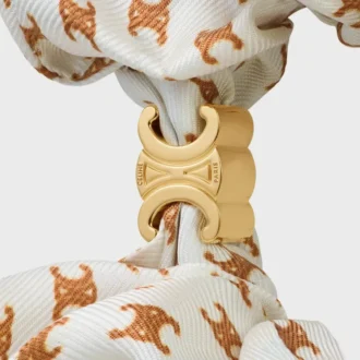 CELINE Mini Triomphe Scrunchy aus Seide und Messing mit Goldfinish CELINE Mini Triomphe Scrunchy aus Seide und Messing mit Goldfinish