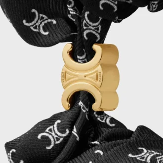 CELINE Mini Triomphe Scrunchy aus Seide und Messing mit Goldfinish CELINE Mini Triomphe Scrunchy aus Seide und Messing mit Goldfinish