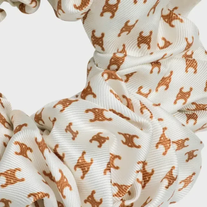 CELINE Mini Triomphe Scrunchy aus Seide und Messing mit Goldfinish