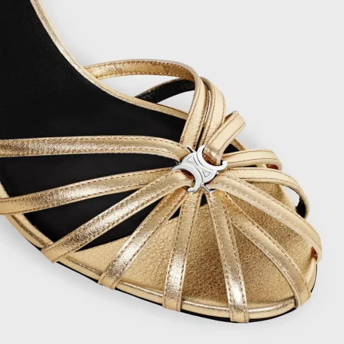 CELINE Triomphe Sandale aus laminiertem Lammleder CELINE Triomphe Sandale aus laminiertem Lammleder