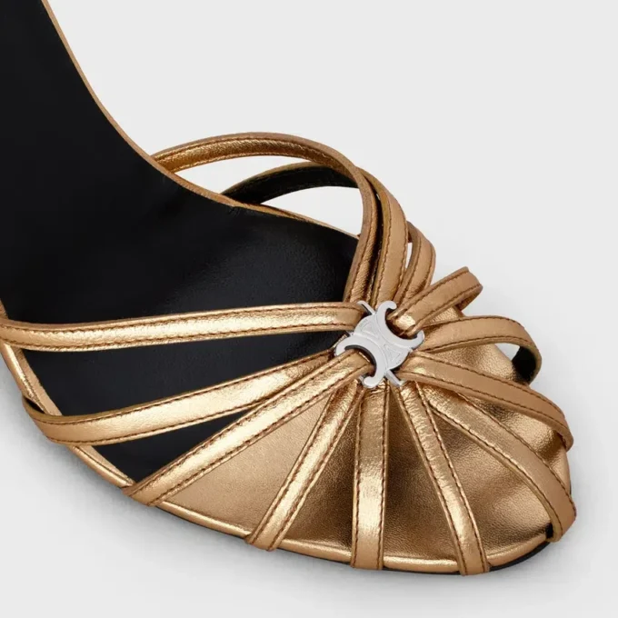 CELINE Triomphe Sandale aus laminiertem Lammleder CELINE Triomphe Sandale aus laminiertem Lammleder
