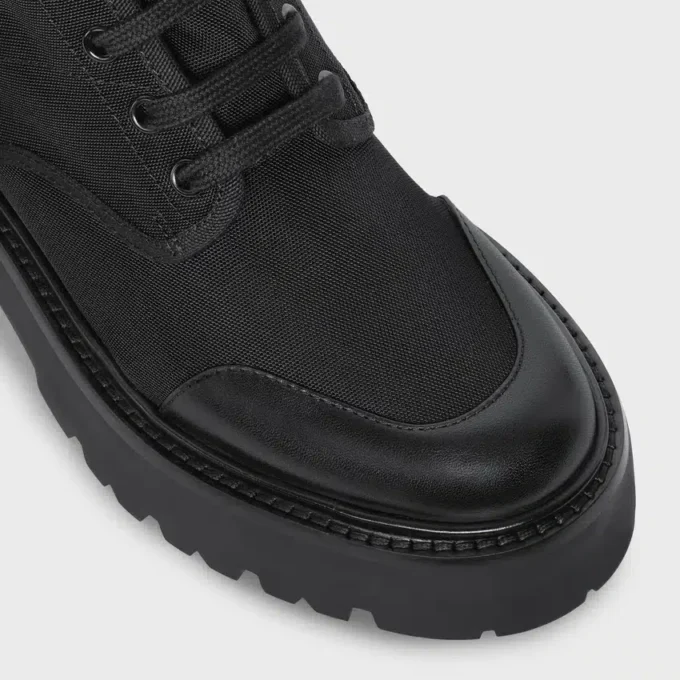CELINE voluminöser Schnürstiefel aus Nylon und glänzendem Stierleder CELINE voluminöser Schnürstiefel aus Nylon und glänzendem Stierleder