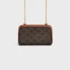 Clutch mit Kette aus Triomphe Canvas und Lammleder Clutch mit Kette aus Triomphe Canvas und Lammleder