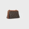 Clutch mit Kette aus Triomphe Canvas und Lammleder Clutch mit Kette aus Triomphe Canvas und Lammleder