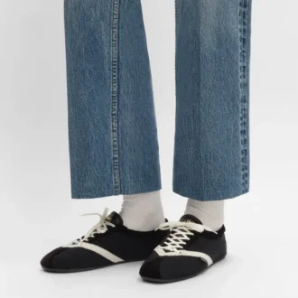 Der flache Sneaker aus Grosgrain, Samt, Kalbsveloursleder und Lammleder