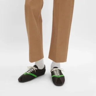 Der flache Sneaker aus Grosgrain, Samt, Ziegenveloursleder und Lammleder